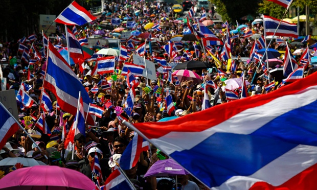 Những người biểu tình chống chính phủ vẫn cờ Thái Lan trong khi tuần hành tới trụ sở Bộ Lao động ở thủ đô Bangkok.