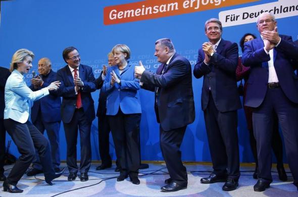 Thủ tướng Đức Angela Merkel và các thành viên thuộc Liên minh Dân chủ Cơ đốc của bà ăn mừng chiến thắng trong cuộc bầu cử quốc hội.
