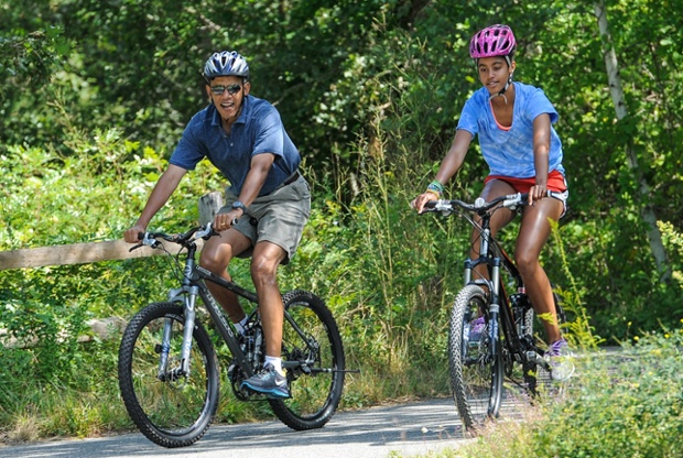 Tổng thống Mỹ Barack Obama và con gái Malia Obama trong kỳ nghỉ hè ở bang West Tisbury, bang Massachusetts, Mỹ.