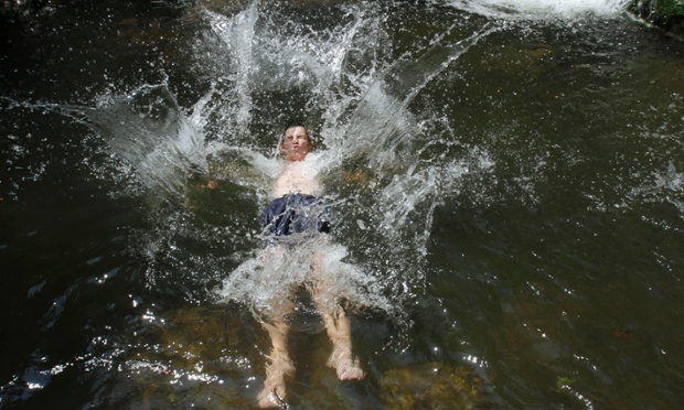 Một cậu bé nhảy xuống sông để tắm mát ở Sarajevo, Bosnia, khi nhiệt độ ở đây tăng lên hơn 40 độ C.