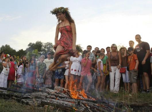 Một thiếu nữ nhảy qua đống lửa tại lễ hội Ivana Kupala ở thủ đô Kiev, Ukraine.