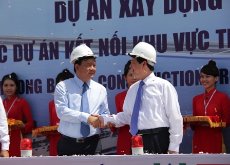 	Bộ trưởng Bộ GTVT Đinh La Thăng bắt tay cám ơn Thủ tướng Nguyễn Tấn Dũng.
