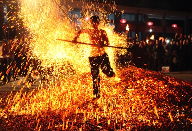 Những người biểu tình chống chính phủ hô khẩu hiệu tại Bộ Tài chính ở Bangkok, Thái Lan.