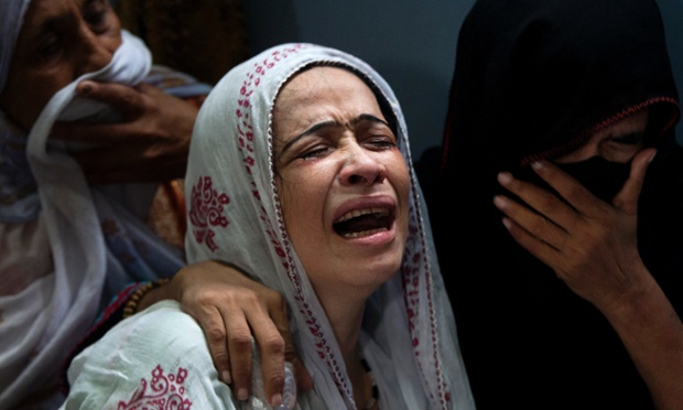 Một bà mẹ than khóc con trai thiệt mạng trong một vụ đánh bom ở Karachi, Pakistan.