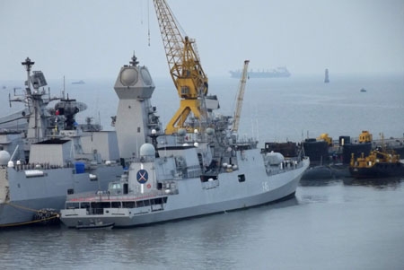 Kể cả tàu chiến INS Kolkata mới và hiện đại nhất của Ấn Độ cùng các tàu ngầm Kilo