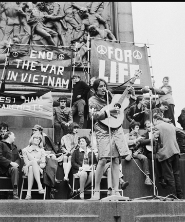 
	Joan Baez biểu diễn tại cuộc biểu tình chống chiến tranh.