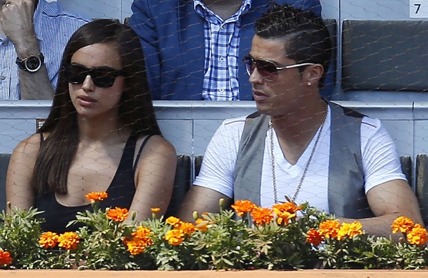Ronaldo thảnh thơi cùng bạn gái đi xem tennis