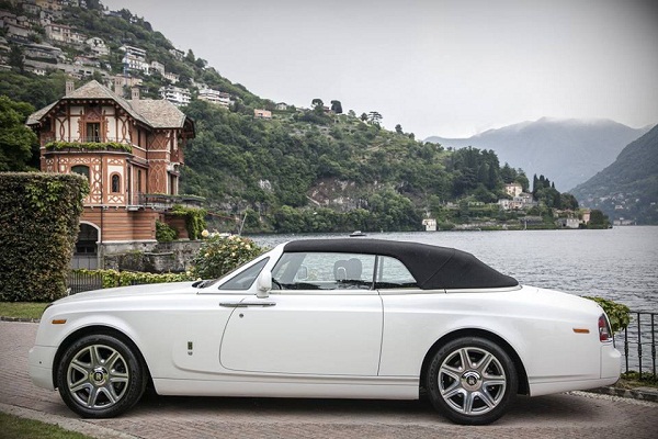 
	Một chiếc Rolls-Royce Phantom.