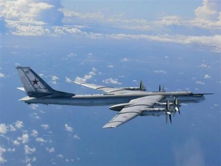 Máy bay ném bom Tu-95 của Nga trên không phận Nhật Bản, ảnh do Lực lượng Không quân phòng vệ Nhật Bản cung cấp (Nguồn: Reuters)