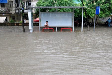 Những hình ảnh hài hước đợt lũ Hà Nội vừa qua