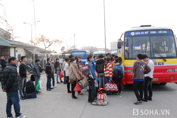Một số sinh viên không có người thân đón nên chờ bắt xe buýt để về phòng trọ.