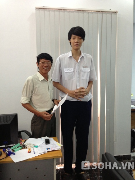 Ông Nguyễn Quốc Cường chuyên viên phòng tuyển sinh Cơ quan đại diện Bộ GD-ĐT phía Nam cao 1,76 m nhưng mới đứng tới vai em thí sinh có chiều cao “khủng” này.