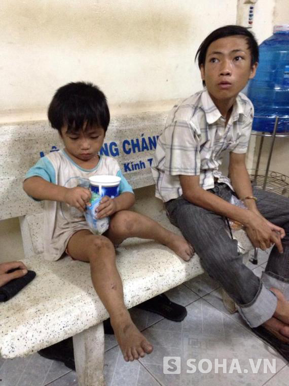 Cháu bé Trịnh Nguyễn Thành Đức (3 tuổi) bị cậu ruột là Trịnh Đắc Hòa (15 tuổi) được đưa về trụ sở UBND phường Tân Hưng, quận 7