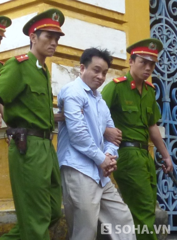 Bị cáo Nguyễn Tấn Duy, kẻ cầm đầu đường dây mua bán ma túy và vũ khí quân dụng trái phép từ Campuchia về Việt Nam thoát án tử