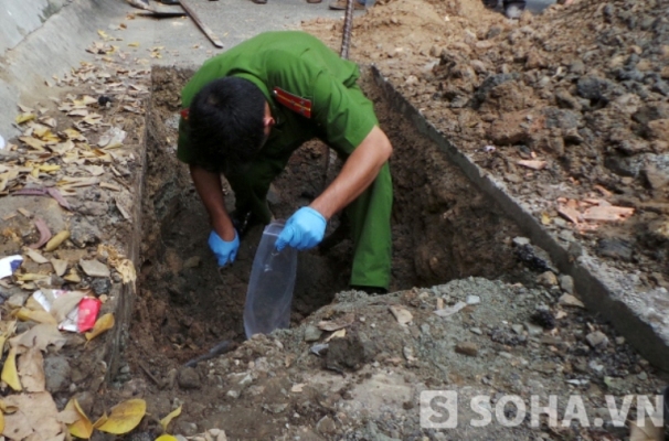 Cơ quan chức năng lấy mẫu đất