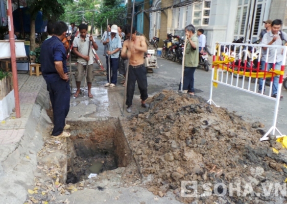 Sở Khoa học và Công nghệ kết hợp với sở cảnh sát PCCC (TP.HCM) tiến hành khai quật hiện trường vụ phát nổ, bốc cháy kỳ lạ tại đường Bình Lợi, phường 13, quận Bình Thạnh.