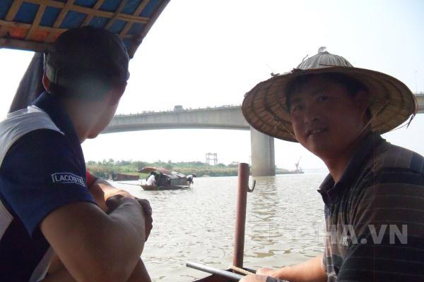 Anh Nguyễn Vượng Đông đang chia sẻ kinh nghiệm nghề nghiệp với phóng viên