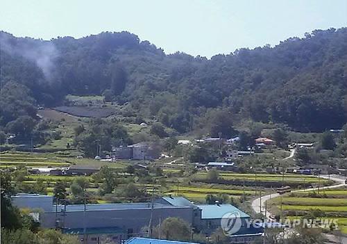 Khói bốc lên từ một ngọn đồi ở Jeungpyong, nơi chiếc F-5E bị rơi