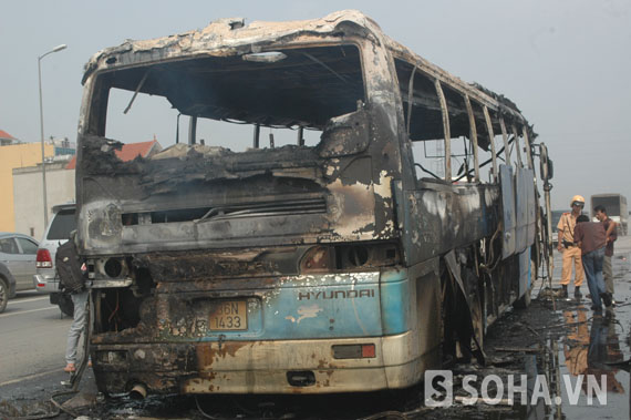 Chiếc xe khách mang BKS 36N - 1433 bị cháy rụi