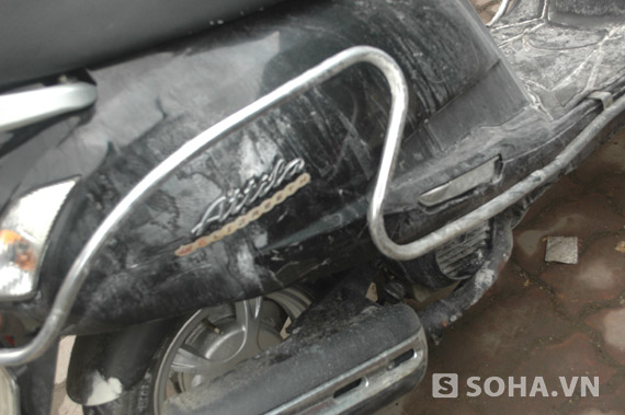 
	Chiếc xe máy Attila của hãng SYM đã biến dạng, nhiều đồ điện của xe và thân xe bị hư hoảng nặng.