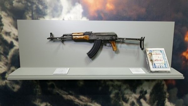 	Trên khẩu AK có các vết khắc tiếng Trung. (Trong ảnh: Khẩu AK-47 của Osama bin Laden trưng bày tại bảo tàng của CIA).