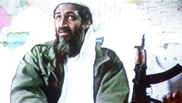 	Hình ảnh trùm khủng bố Osama Bin Laden bên cạnh khẩu AK-47 của mình