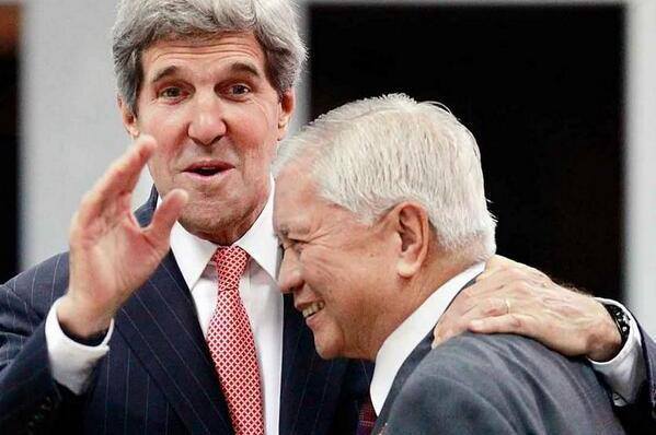 
	Ngoại trưởng Mỹ John Kerry và Ngoại trưởng Philippines Albert Del Rosario tại ARF