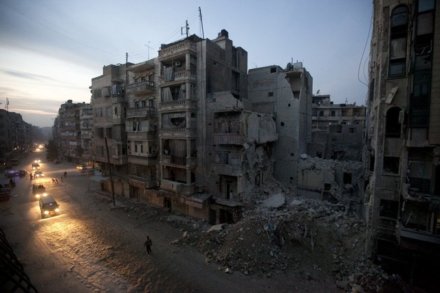 Đêm xuống tại khu vực do lực lượng phiến quân chiếm giữ tại thành phố Aleppo