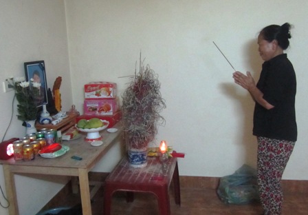 
	Một gia đình tại Nghệ An có người thân vừa tử vong tại Nghệ An đau đơn bên bàn thờ nạn nhân xấu số