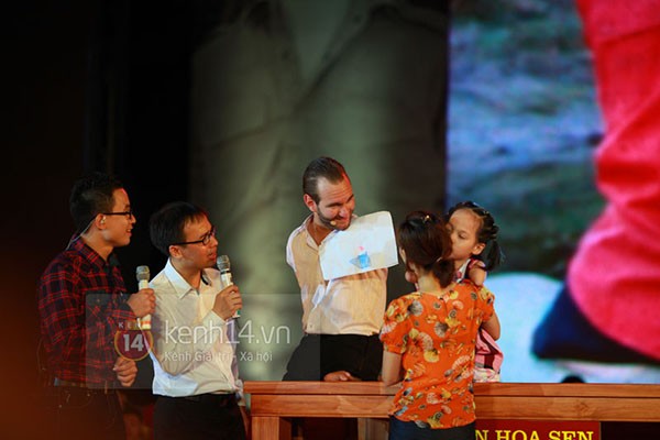 
	Nick Vujicic gặp gỡ bé Linh Chi trong buổi diễn thuyết thứ 2 tại Hà Nội vào tối 23/5