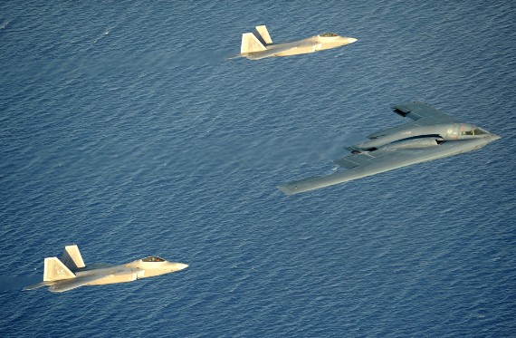 
	Các máy bay B-2 thường được triển khai tới căn cứ không quân Andersen trên đảo Guam, và đôi khi được hộ tống bởi các tàng hình cơ thế hệ năm F-22.