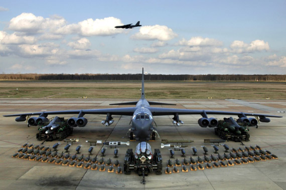 
	B-52 có khả năng mang theo các bom hạt nhận để thực hiện các cuộc tấn công chiến lược.
