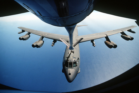 
	Pháo đài bay B-52 tiếp nhiên liệu trên không.
