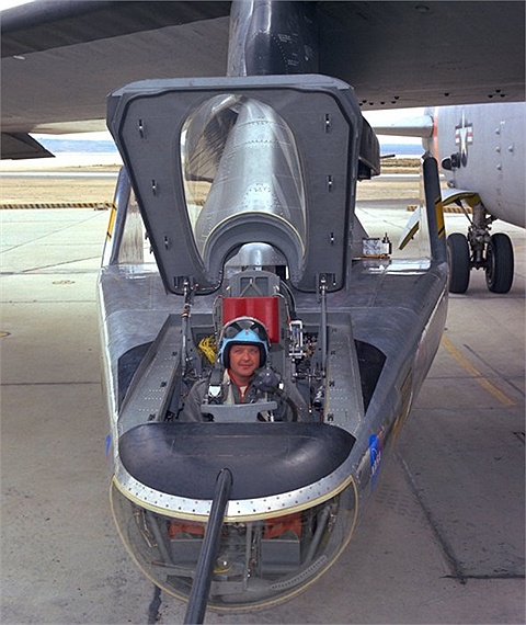 Phi công của NASA trong buồng lái máy bay M2-F2, được gắn vào cánh của B-52 trước khi xuất phát