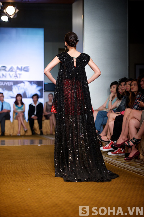 Dương Mỹ Linh làm bà hoàng trên sàn catwalk