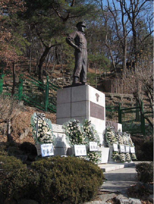 Đài tưởng niệm cảnh sát trưởng Choi Gyushik trên đường đến Nhà Xanh