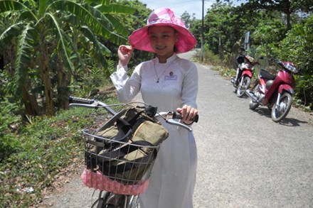 
	Em Hồ Thuý Vy trên đường đến lớp.