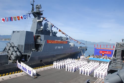 Lễ bàn giao tàu hộ vệ tên lửa Lý Thái Tổ tại căn cứ Cam Ranh năm 2011
