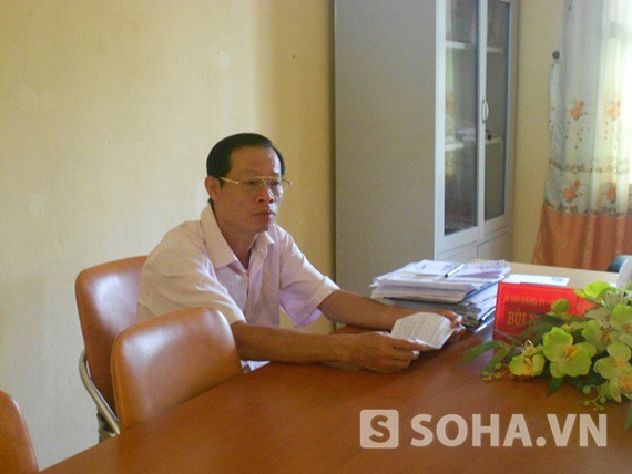 Ông Bùi Ngọc Châu chủ tich UBND xã trao đổi với phóng viên về vụ việc
