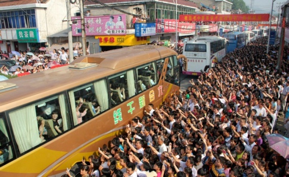 Các phụ huynh ở tỉnh An Huy, Trung Quốc tiễn con đi thi đại học tháng 6/2013