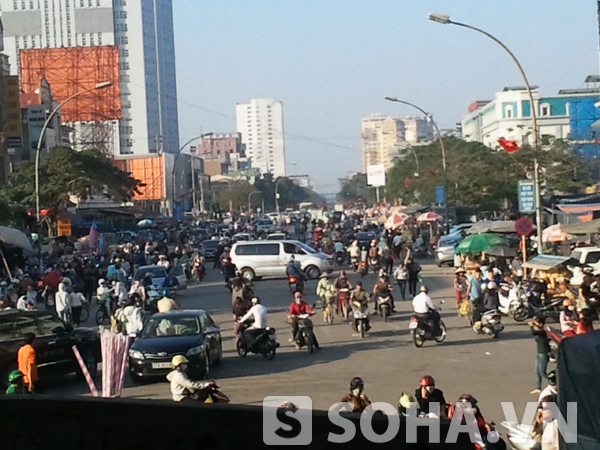 Những ngày cận kề tết nguyên đán, người dân ở khắp nơi đổ về thành phố Vinh để mua sắm, khiến những con đường vắng lặng hằng ngày trở nên náo nhiệt, các mặt hàng bán tràn lan, người bán thỏa sức hét giá.