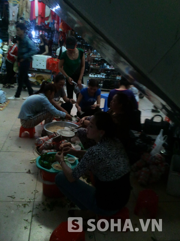 Cầu thang máy lên tầng 2 của chợ cũng là nơi bán thức ăn được. Nhiều người dân Vinh khá bức xúc khi chợ bị biến hỗn loạn như vậy.