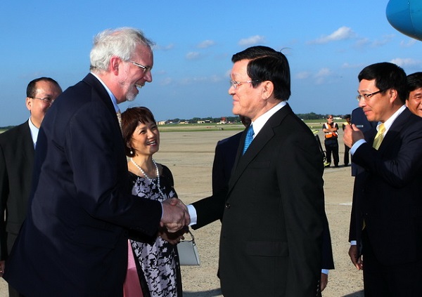 	Đại sứ Hoa Kỳ tại Việt Nam David Shear đón Chủ tịch nước Trương Tấn Sang tại sân bay quân sự Andrew
