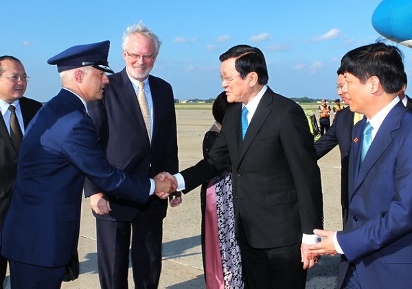 	Đại diện Bộ Ngoại giao Hoa Kỳ đón Chủ tịch nước Trương Tấn Sang tại sân bay quân sự Andrew