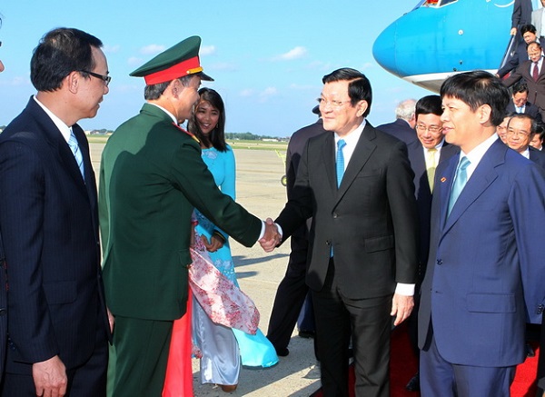 	Cán bộ, nhân viên Đại sứ quán Việt Nam đón Chủ tịch nước Trương Tấn Sang tại sân bay quân sự Andrew