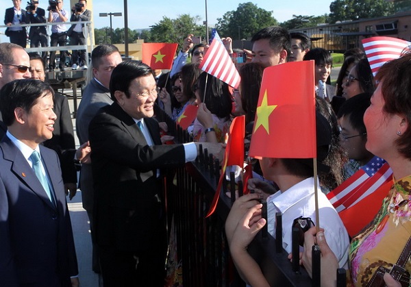 Chủ tịch nước Trương Tấn Sang hỏi han đại diện kiều bào tại sân bay quân sự Andrew