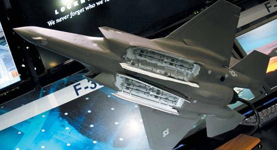 	F-35 và hệ thống tên lửa mới tại triển lãm công nghệ hàng không vũ trụ 2012.