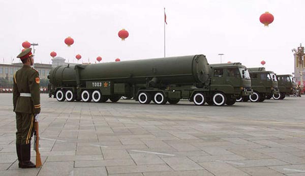 DF-31 là tên lửa đạn đạo liên lục địa nhiên liệu rắn di động đầu tiên của Trung Quốc. Trong ảnh tên lửa DF-31 tham dự lễ diễu binh kỷ niệm 50 năm quốc khánh Trung Quốc.