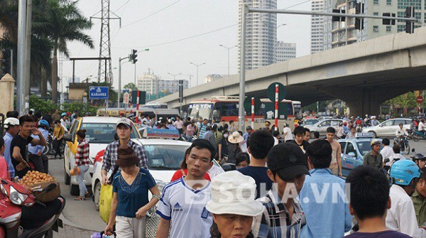 Hà Nội: Người dân rục rịch về nghỉ lễ