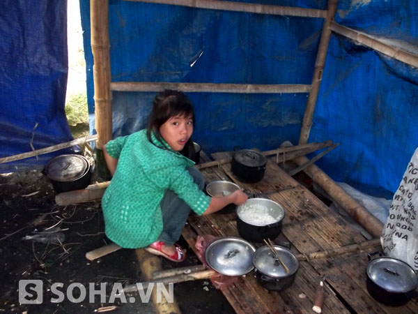 Hàng ngày, một buổi đến trường, một buổi các học sinh bán trú tại xã Mường Lý (Mường Lát) lại phải lên rừng kiếm củi về nấu ăn.